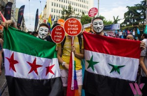 في ساحة تقسيم، كان أبطال موالح الخارقون مستعدين لبدء المهمة، التي حملت نوعاً من المخاطرة وقليلاً من التوتر بسبب الطبيعة السياسية الخاصة لمسيرة الفخر في اسطنبول في هذا العام،